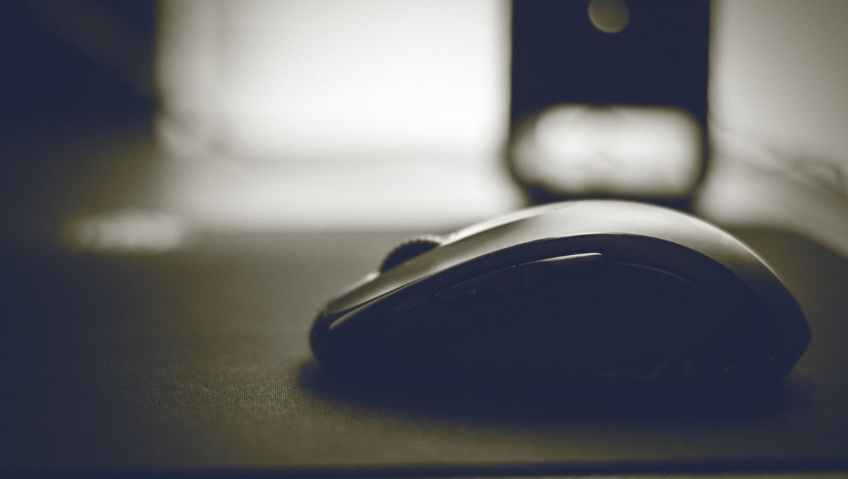 Postura no trabalho: ajustes simples na mesa e na cadeira