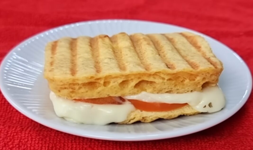 Replace bread in 5 minutes! Almost zero carbs, fluffy and delicious! (Easy and low carb)
